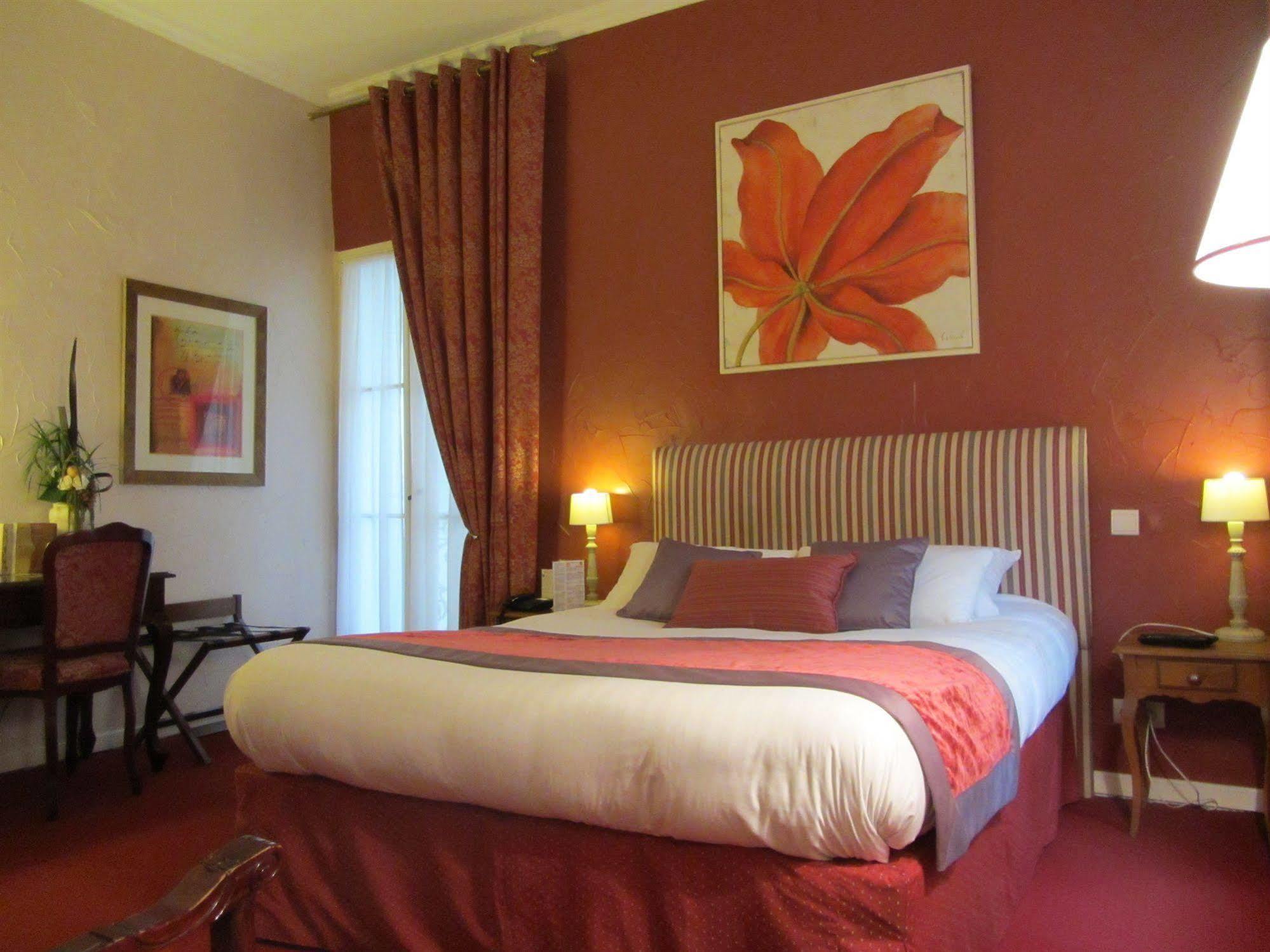Hotel D'Aragon - Place De La Comedie Montpellier Bagian luar foto